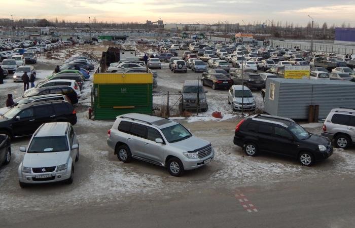 Продажи подержанных автомобилей на рынках Барнаула в апреле рухнули