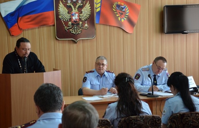 В Бийске полицейские учатся у священника, как избежать профдеформации и «сожжённой совести»