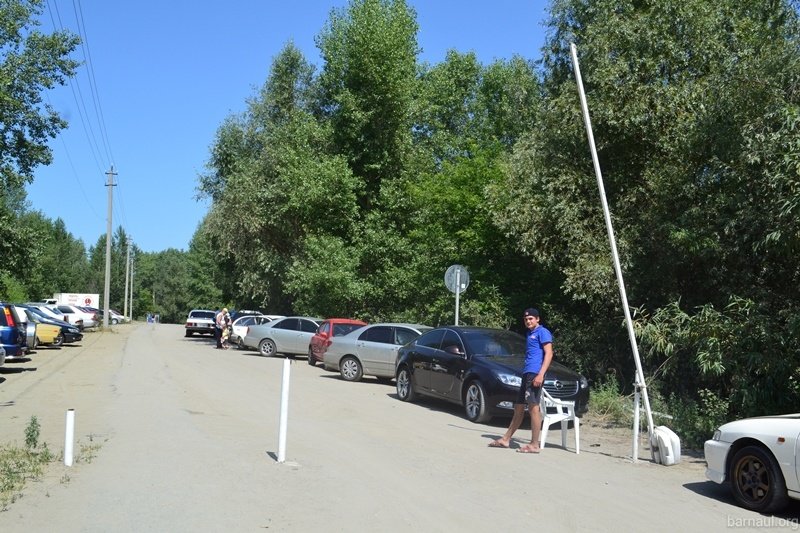 Власти Барнаула пытаются заставить арендаторов пляжа не брать деньги за въезд