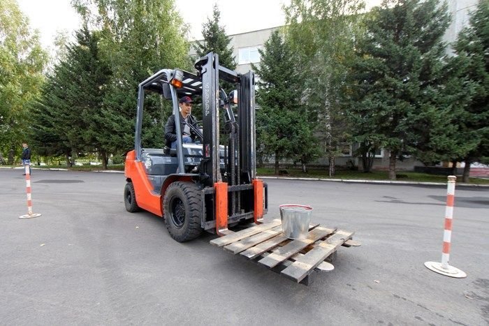 На Алтай-Коксе водители погрузчиков сыграли в «баскетбол»