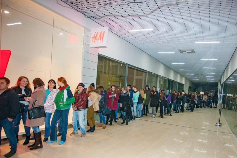 В Барнауле толпа атаковала ТРЦ «Пионер» в день открытия отдела одежды H&M (фото)