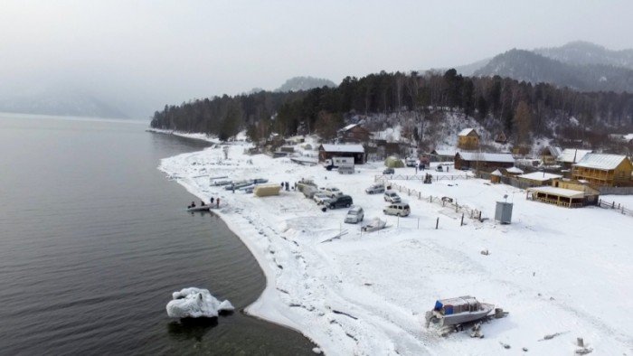 Поиски вертолета «Робинсон» в Телецком озере решено прекратить