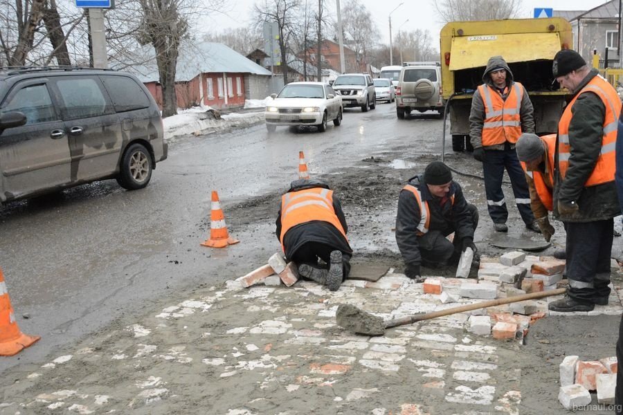 Качество ремонта дорог в Барнауле проверит специальная комиссия