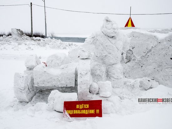 Вандалы разгромили скульптуру в снежном городке на набережной Камня-на-Оби