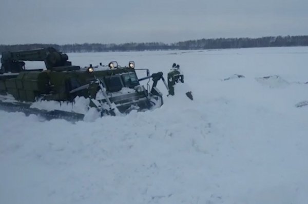 Военные на инженерных танках пробивают дороги к алтайским селам