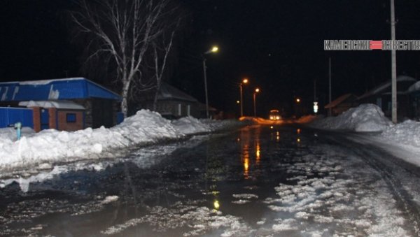 Вода затопила улицу алтайского города