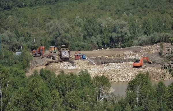 Скандал всероссийского уровня: почему инвестору позволили добывать золото на Алтае, а потом запретили