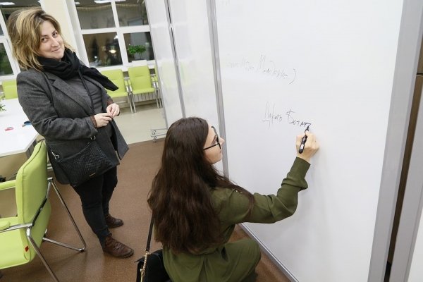 Стеллажи до потолка и мягкая зона: библиотека имени Шишкова стала модной