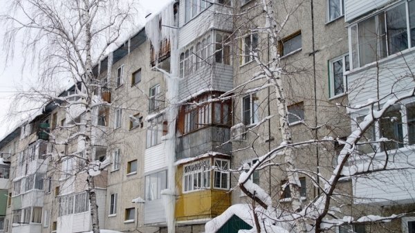 Стоп-кадр. В алтайском городе-курорте сфотографировали "четырехэтажную" сосульку