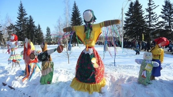 Метание метлы, полевая кухня, забег петухов. Как отпразднуют Масленицу в Барнауле?