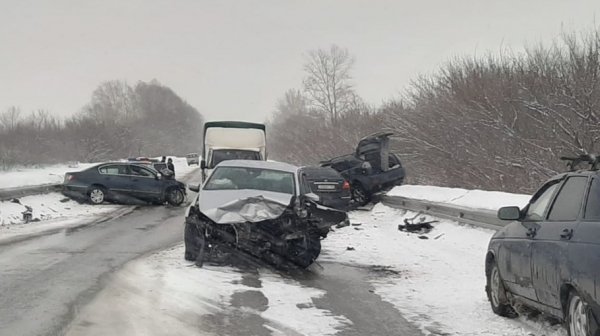 Шесть человек пострадали в массовой аварии на Алтае