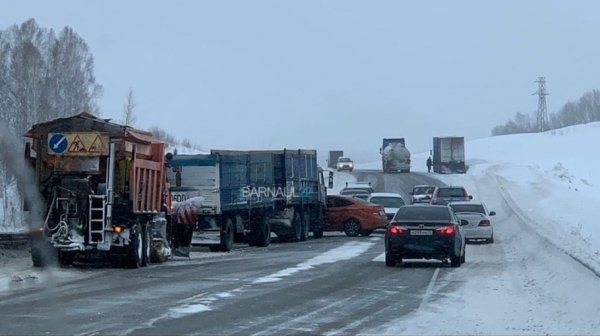 Грузовик протаранил автомобиль на алтайской трассе