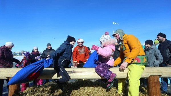 Метание метлы, полевая кухня, забег петухов. Как отпразднуют Масленицу в Барнауле?