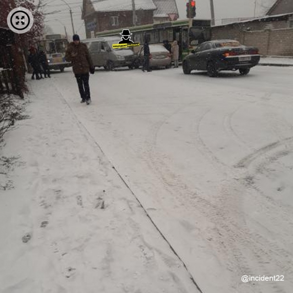 ДТП заблокировало движение улиц в Барнауле