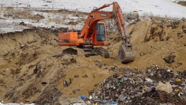 Дым от горящего мусорного полигона накрыл райцентр на Алтае