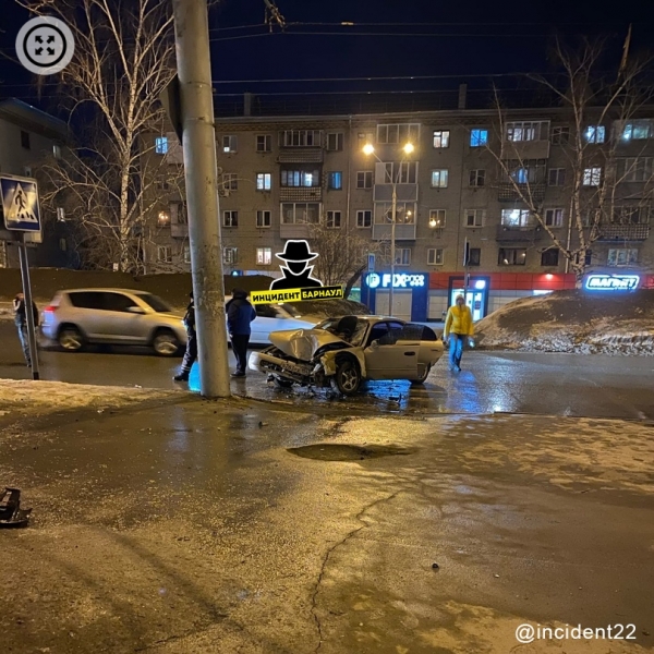 Автомобиль въехал в столб в Барнауле