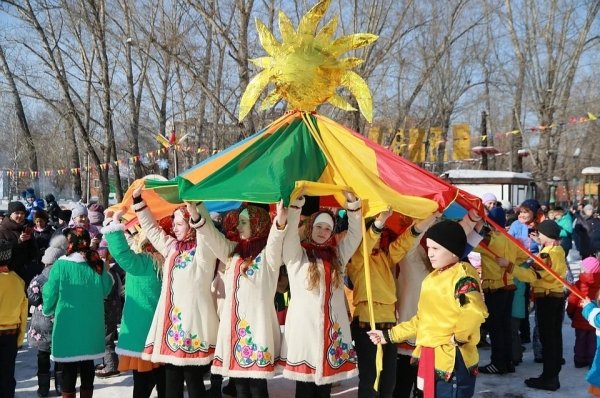 Блины, чучело и танцы: в Барнауле прошел праздник «Гуляй, народ – Масленичка у ворот»