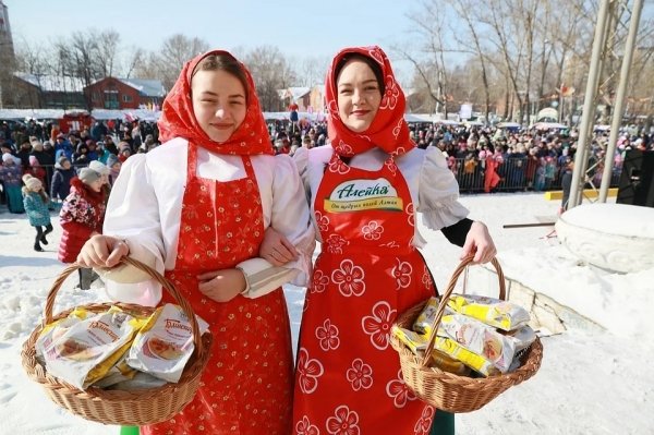 Блины, чучело и танцы: в Барнауле прошел праздник «Гуляй, народ – Масленичка у ворот»