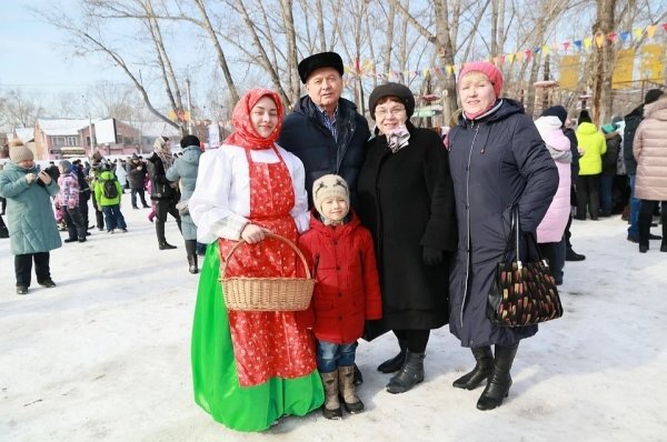 Блины, чучело и танцы: в Барнауле прошел праздник «Гуляй, народ – Масленичка у ворот»