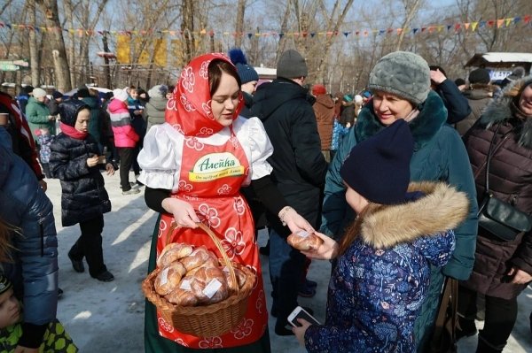 Блины, чучело и танцы: в Барнауле прошел праздник «Гуляй, народ – Масленичка у ворот»