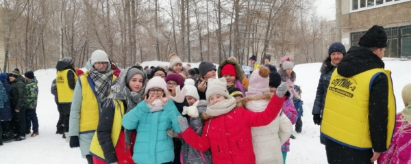 Школьники и вожатые Барнаула провожали зиму и праздновали Масленицу