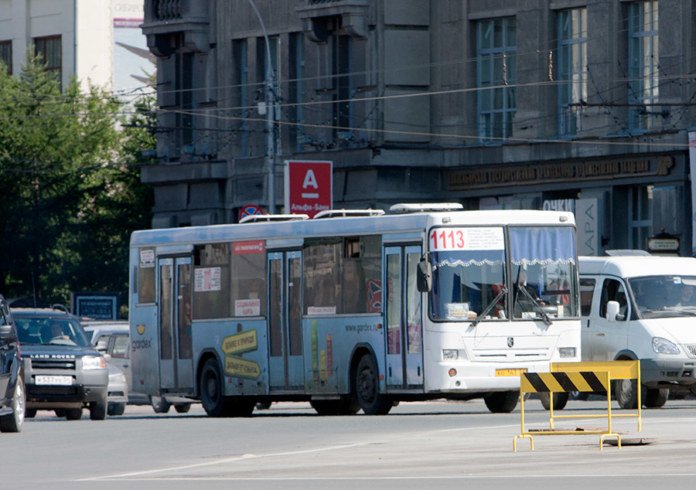 СКР Новосибирска проверяет незаконное удержание женщины с ребенком в автобусе