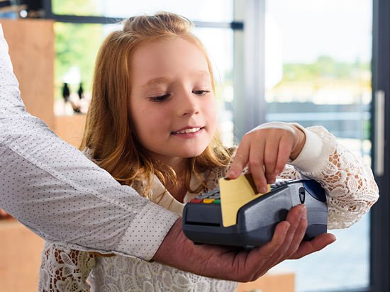 ВТБ начал выпускать детские банковские карты