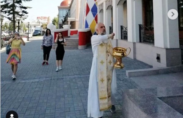 Священнослужитель освятил барнаульский театр кукол «Притча»