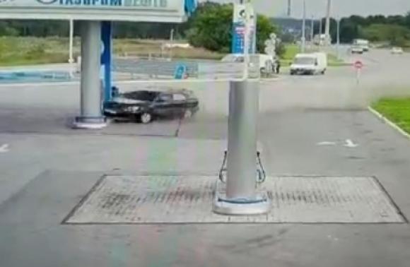 Шофер протаранил АЗС на дороге Барнаул - Новосибирск