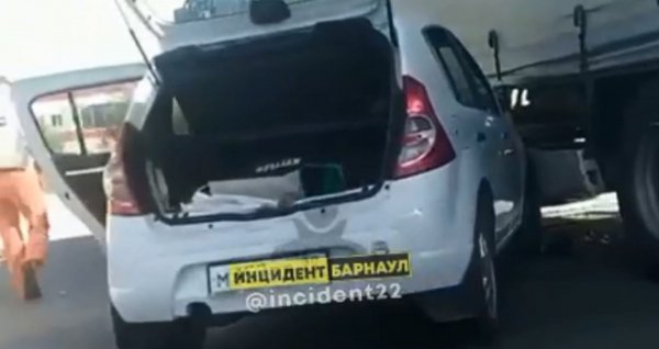 Иномарка попала под колёса грузового автомобиля в Барнауле