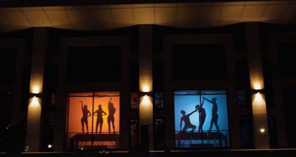 Танцы на окнах: в барнаульском театре устроили уникальный батл