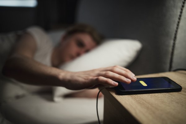 Эксперт рассказал, безопасно ли спать рядом со смартфоном