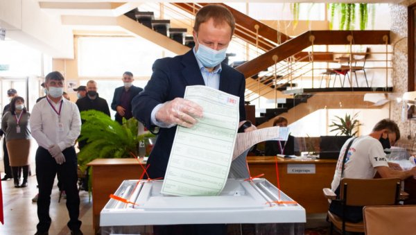 Губернатор Томенко проголосовал на выборах вместе с женой и заявил о готовности устранить любые риски. Фоторепортаж altapress.ru