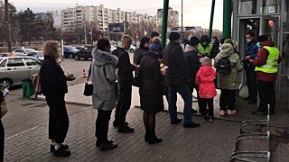 Барнаульцы часами стояли в очереди на прививку от ковида у ТРЦ "Праздничный"