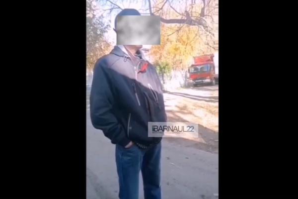 Неизвестный мужчина обнимал детей у школы в Барнауле - KP.Ru