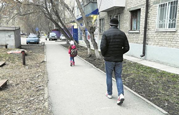 СМИ: В Барнауле мужчина с собакой пристаёт к детям и приглашает к себе домой
