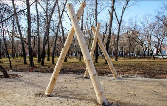 В Изумрудном парке монтируют детский городок