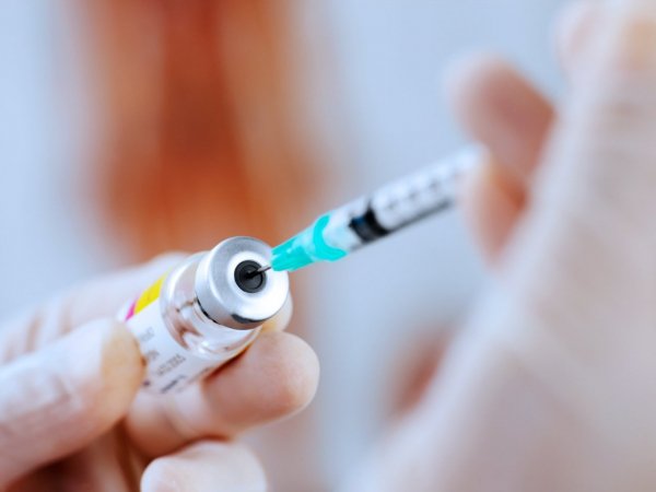 В России предложили ввести обязательную вакцинацию пожилых от ковида