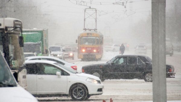 9 баллов. Барнаульских водителей не отпускают снежные пробки