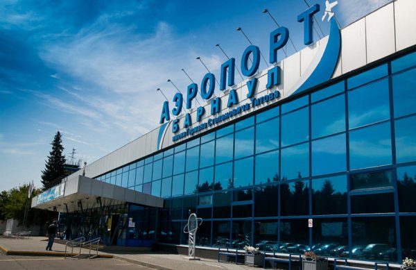 Насколько упал пассажиропоток в аэропорту Барнаула в 2021 году?