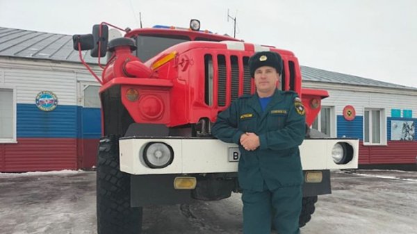 В Алтайском крае сотрудник МЧС выручил водителя заглохшей фуры