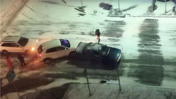 В Барнауле произошла авария на перекрестке, где насмерть сбили 13-летнюю девочку