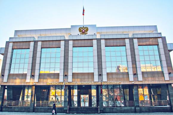Алтайские депутаты поддержали QR-коды большинством голосов