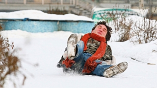 Не лицом, а на бок. Алтайский травматолог рассказал, как правильно падать на лёд