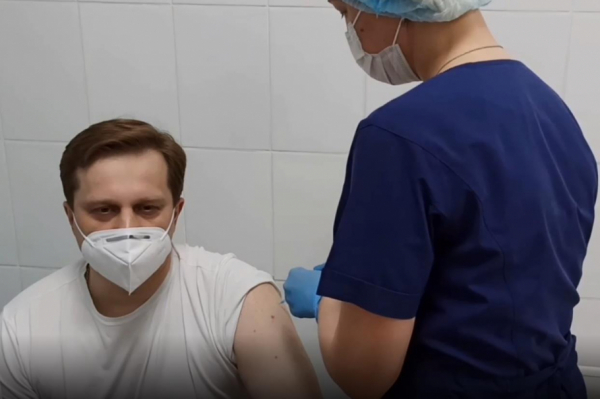 Глава алтайского минздрава Попов поставил повторную прививку от ковида