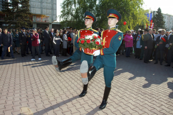 Юные курсанты, сверкающие авто и ностальгические песни. Как в Барнауле провели 9 мая — большой репортаж altapress.ru