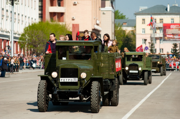 Юные курсанты, сверкающие авто и ностальгические песни. Как в Барнауле провели 9 мая — большой репортаж altapress.ru