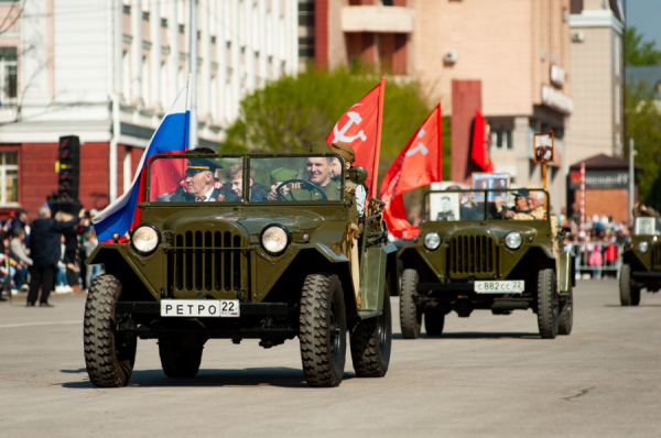 Юные курсанты, сверкающие авто и ностальгические песни. Как в Барнауле провели 9 мая — большой репортаж altapress.ru