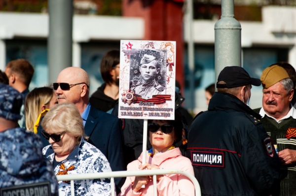 Юные курсанты, сверкающие авто и ностальгические песни. Как в Барнауле провели 9 мая — большой репортаж altapress.ru