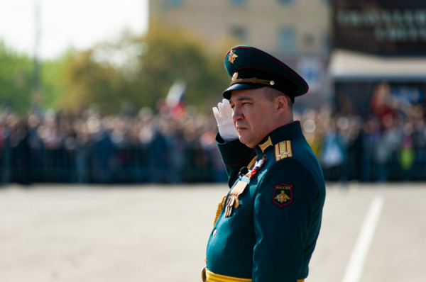 Юные курсанты, сверкающие авто и ностальгические песни. Как в Барнауле провели 9 мая — большой репортаж altapress.ru